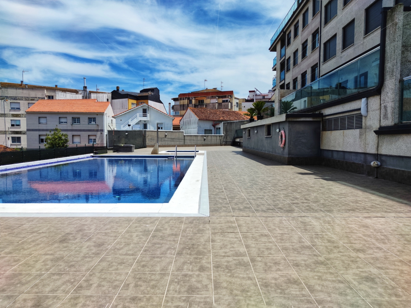 Atico con vistas,piscina, pista tenis a 200m playa en Sanxenxo