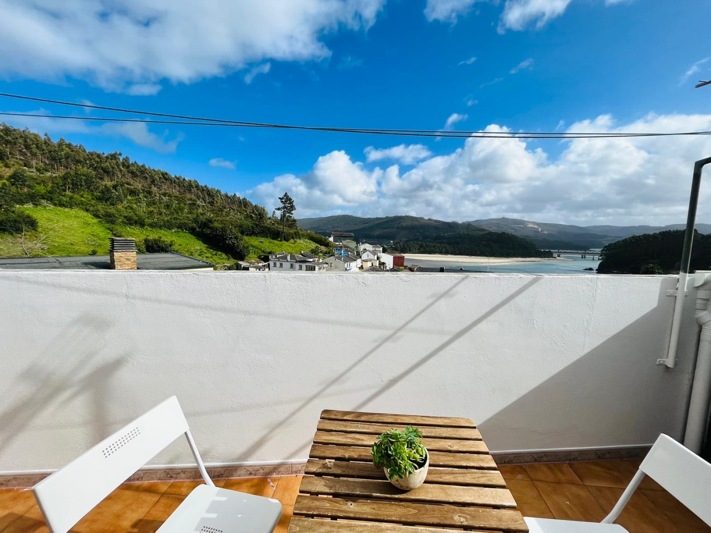 Encantadora vivienda con terraza con vistas al mar en la Ría do Barqueiro en Mañón