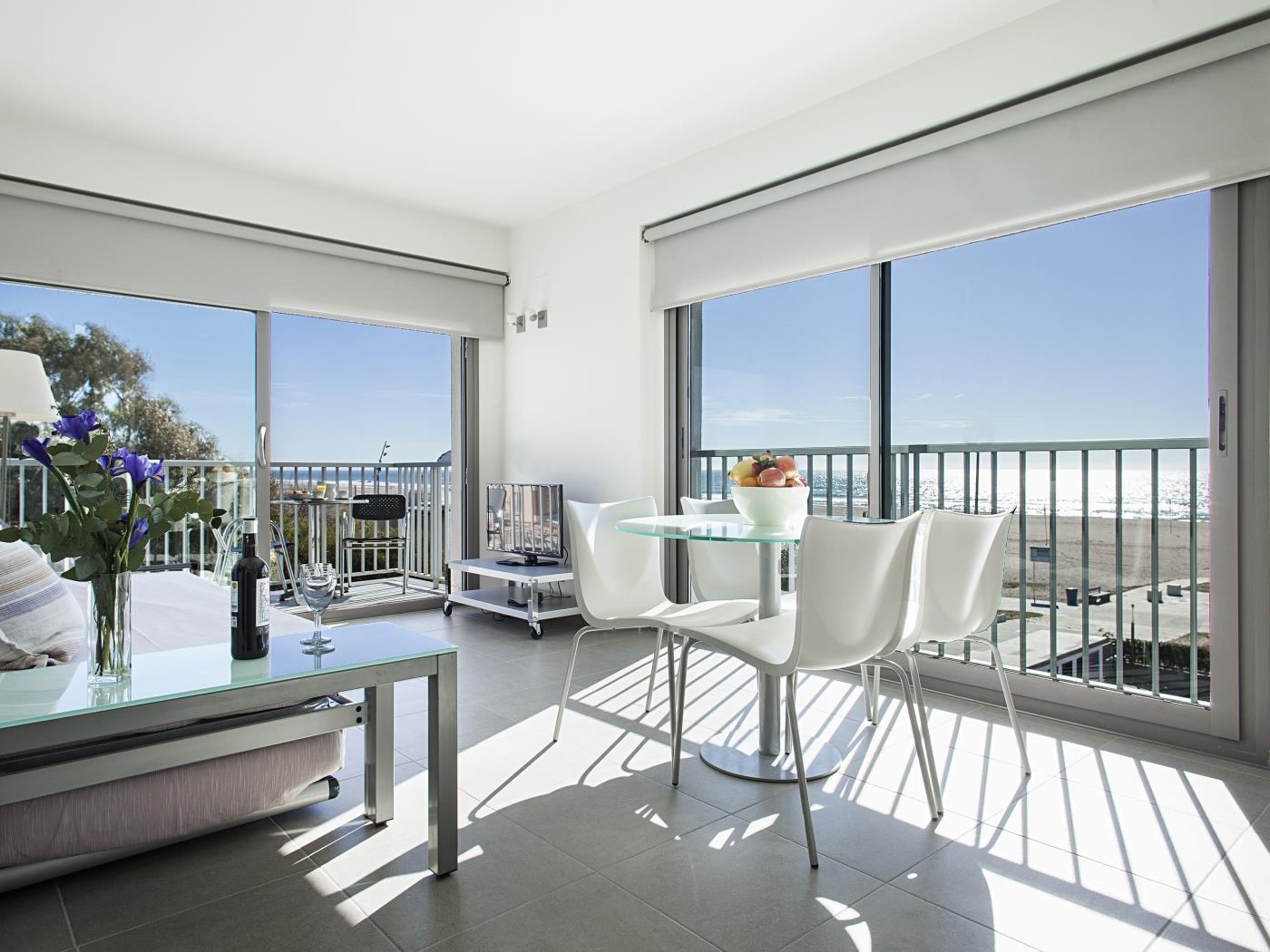 Apartmento standart con vistas directas al mar en Castelldefels