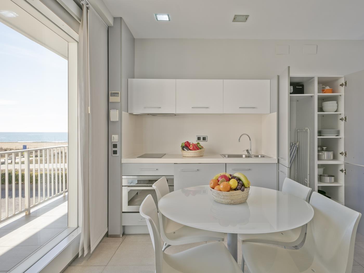 Apartamento standart con vistas al mar ambos lados en Castelldefels