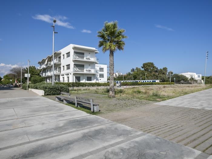 2 bedroom beach apartment with street view - castelldefels