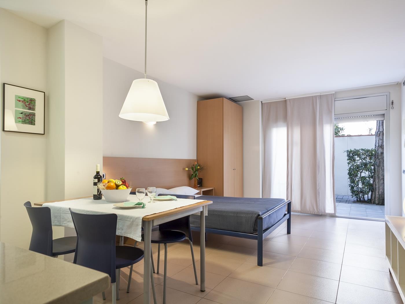 Apartamento de un solo ambiente con piscina sin terraza privada con parking y wifi en Castelldefels
