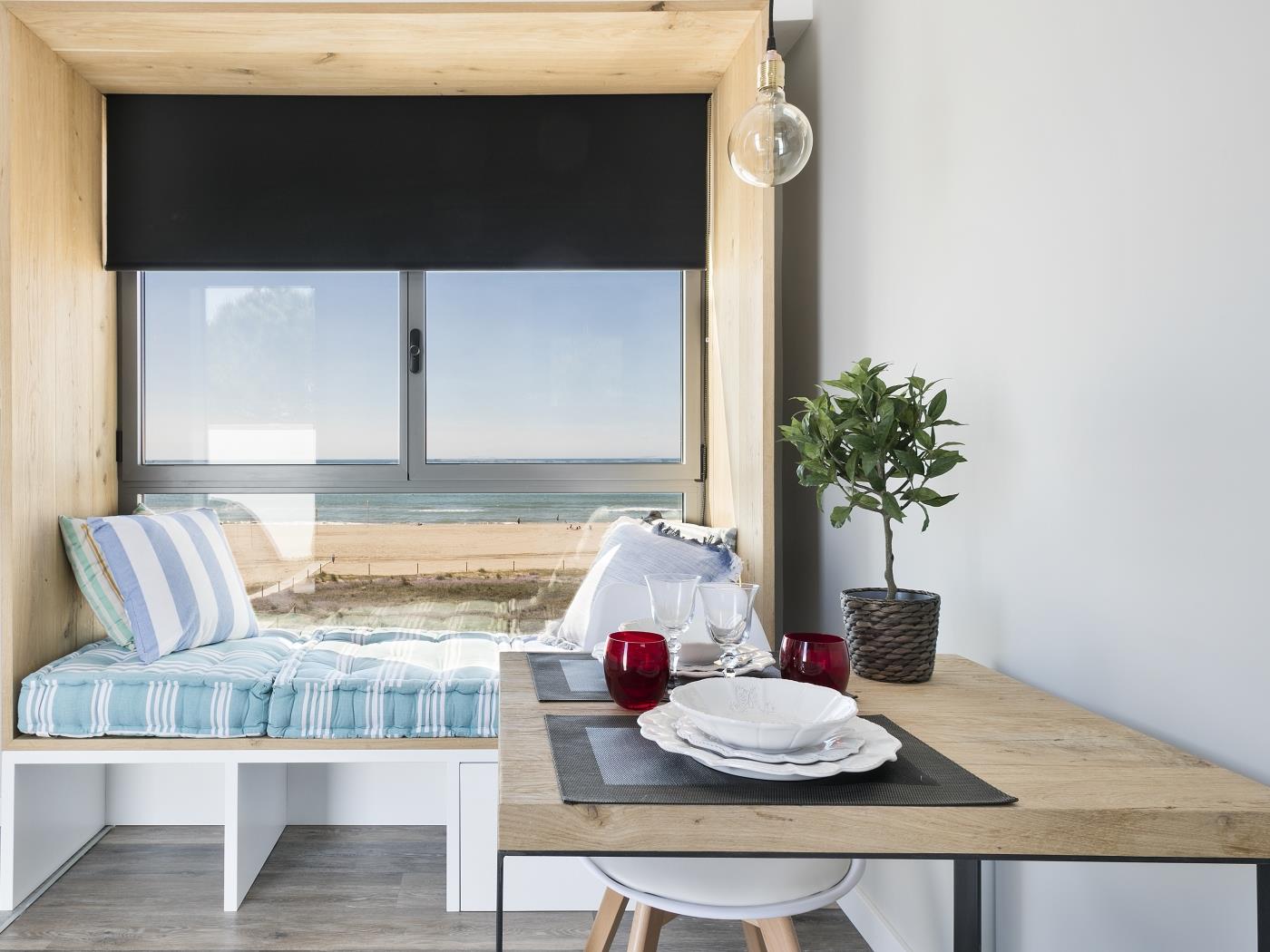Atic Blau: Estudio superior con gran terraza y vistas directas al mar en Castelldefels