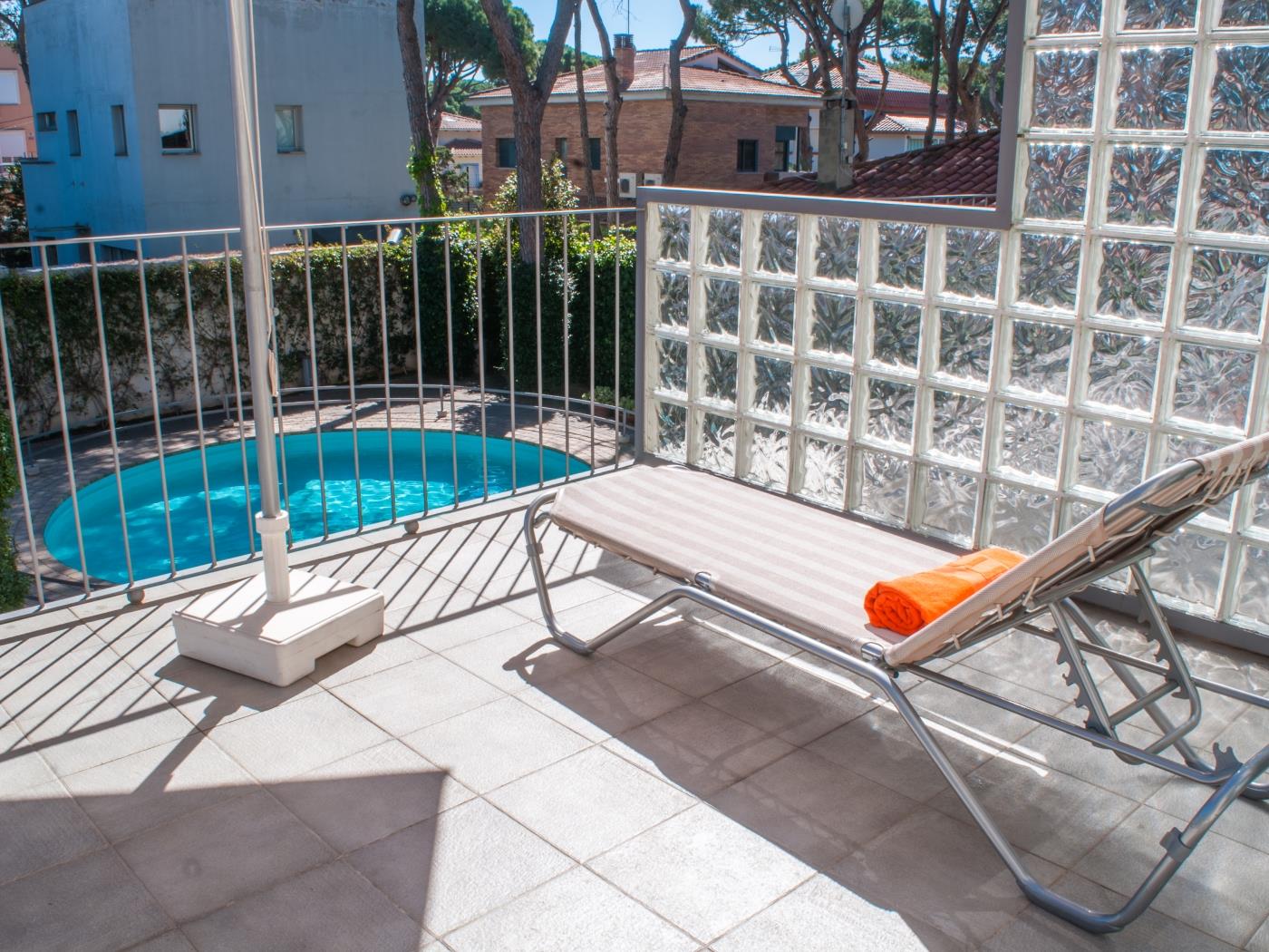 Apartamento standart con gran terraza y vistas piscina en Castelldefels