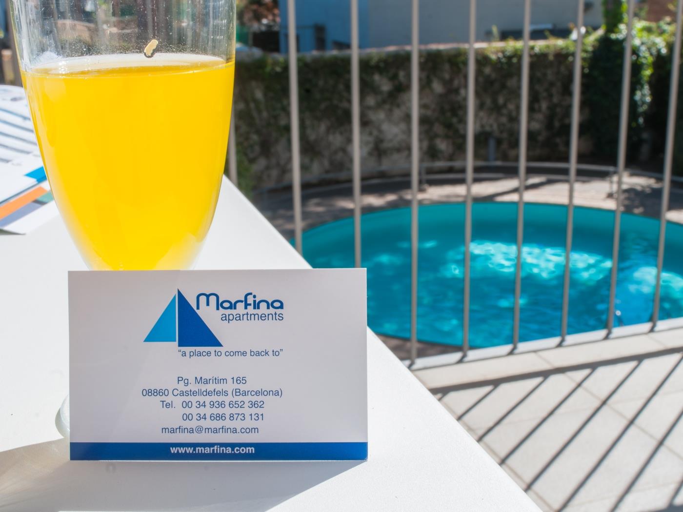 Apartamento standart con gran terraza y vistas piscina en Castelldefels