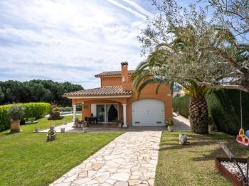 Encantadora y soleada casa con piscina y jardín en Santa Cristina d'Aro