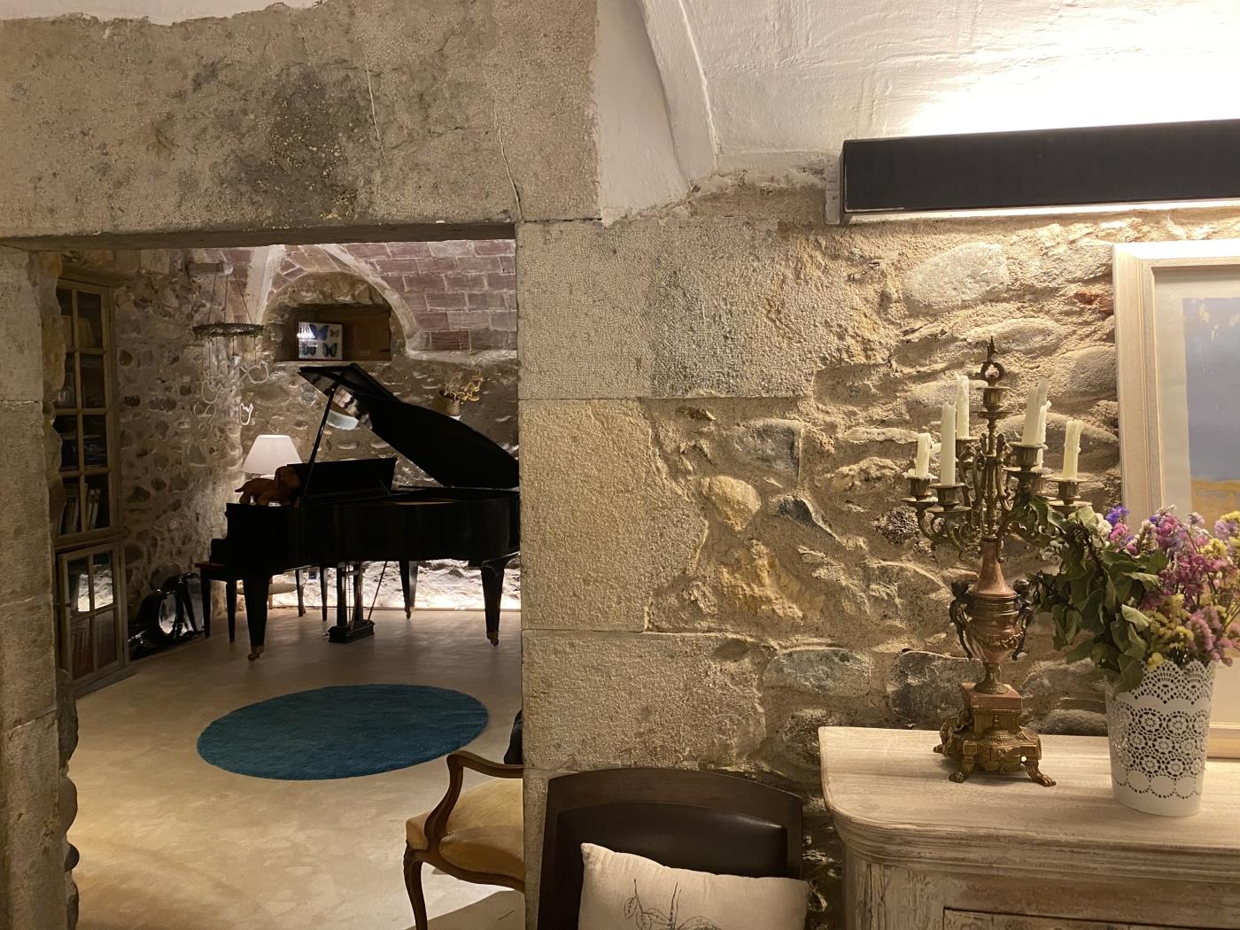 Salón con piano