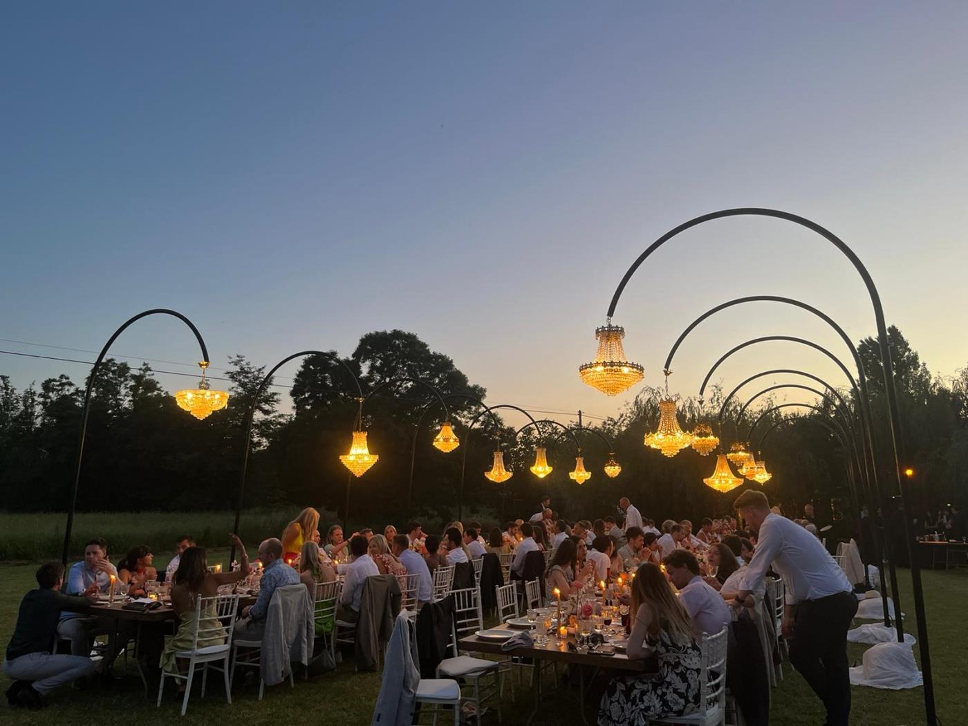 Cena nocturna en el jardín
