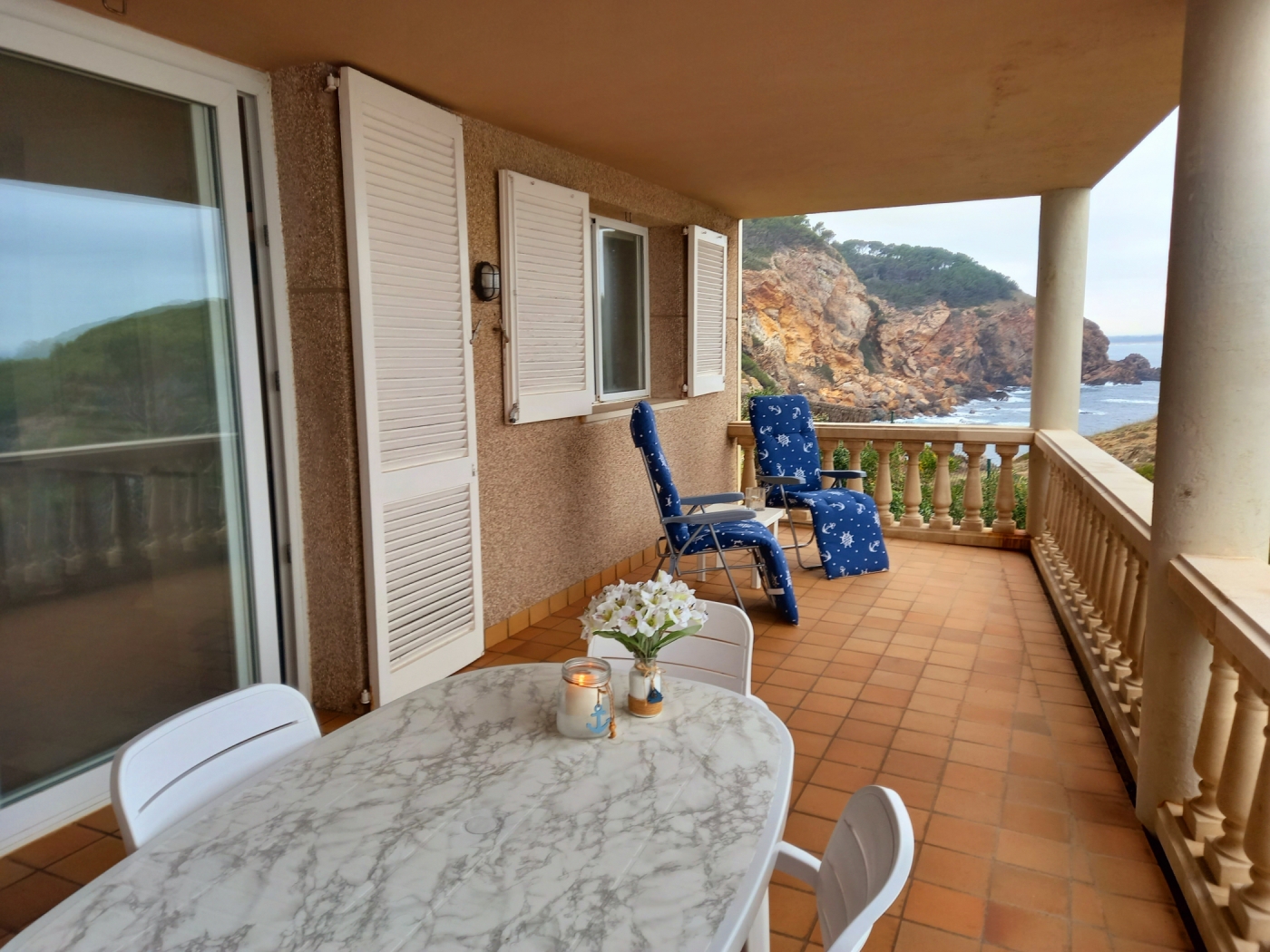 Beachfront apartment with pool in Begur