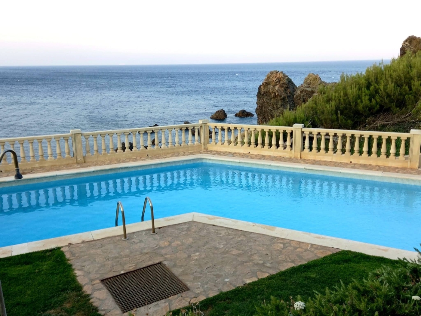 Beachfront apartment with pool in Begur