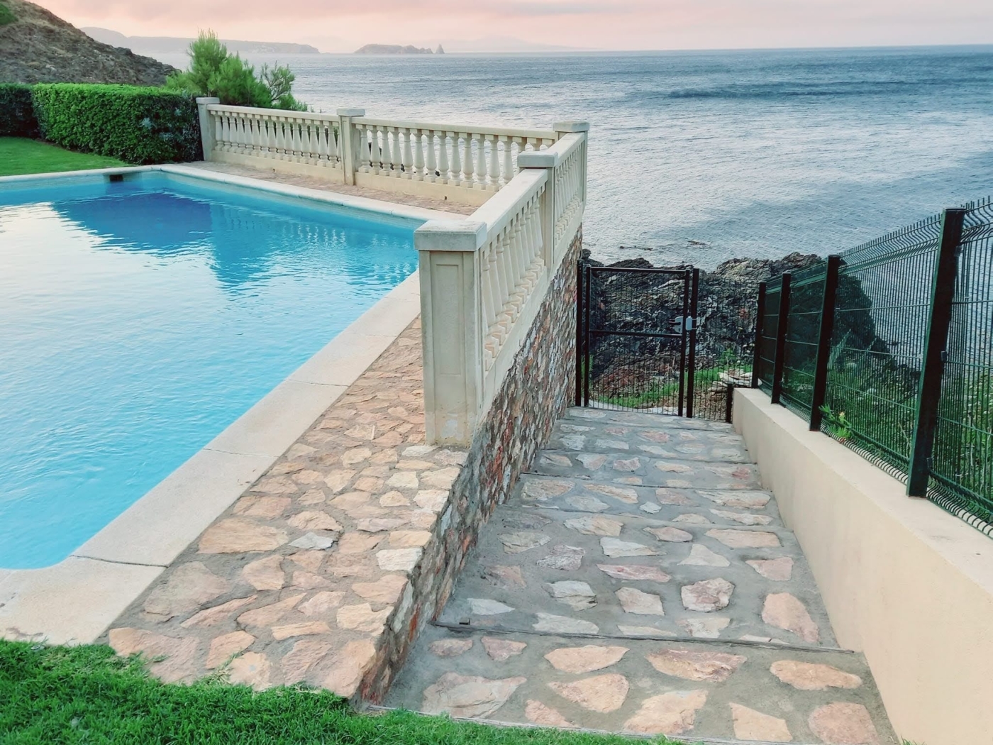 Appartement aan het strand met zwembad .en Begur