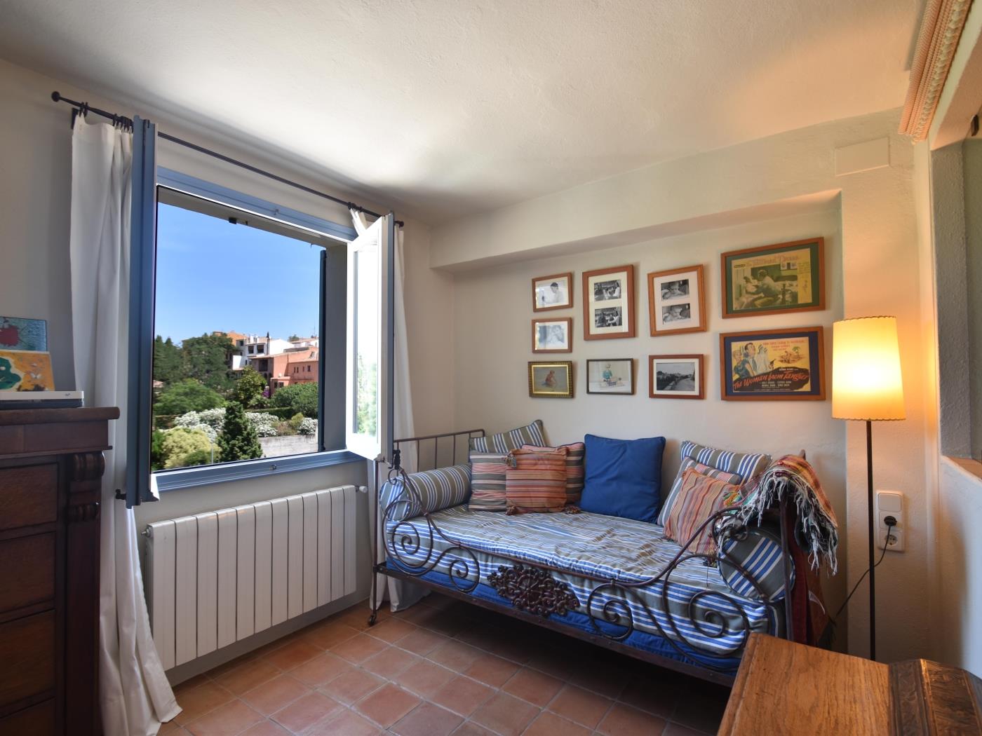 Beautiful centrally located flat with inner courtyard in Begur