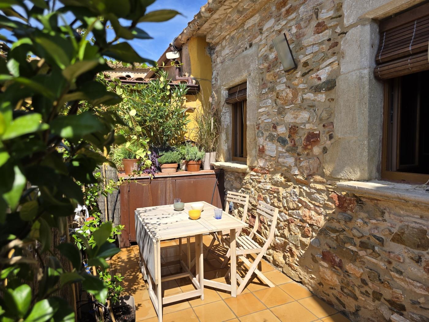 Authentic loft in Begur village with terrace in Begur