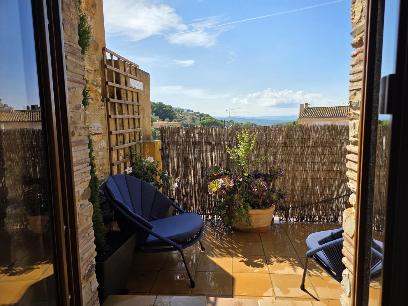 Authentic loft in Begur village with terrace in Begur