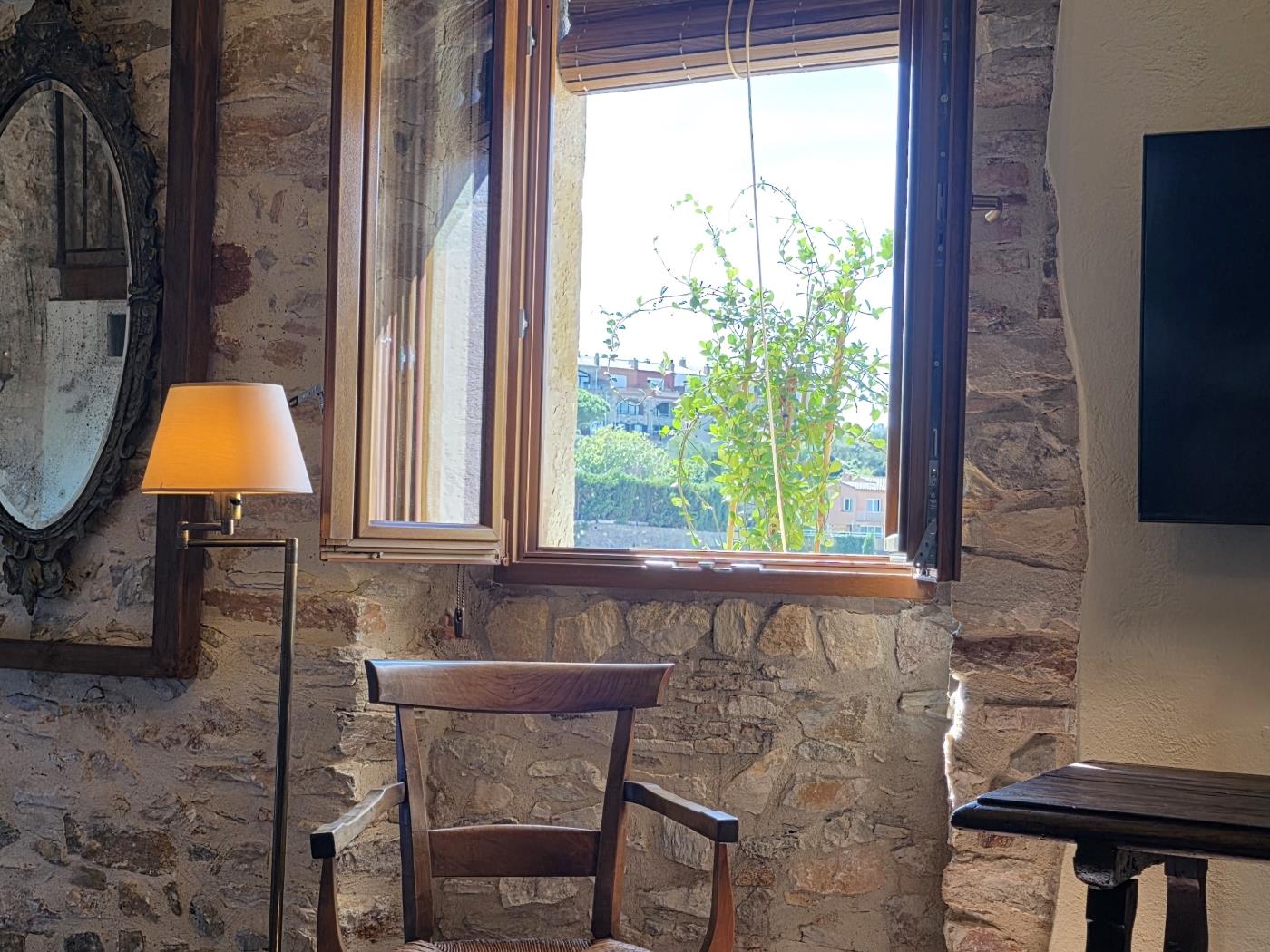 Authentic loft in Begur village with terrace in Begur