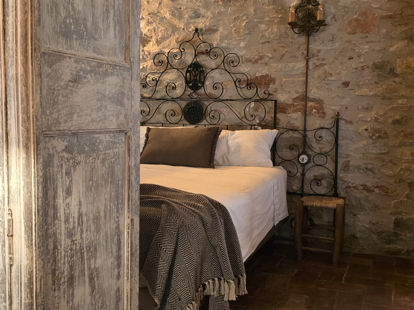 Authentic loft in Begur village with terrace in Begur