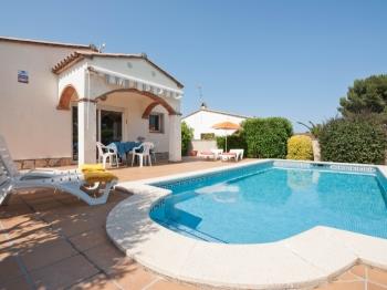 Villa with garden and swimming pool in Riells.HUTG-000995