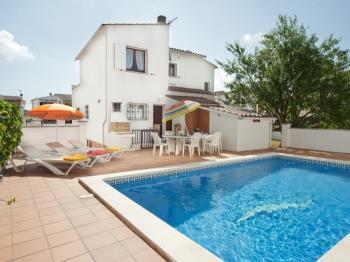 Villa with swimming-pool and garden.HUTG-015589
