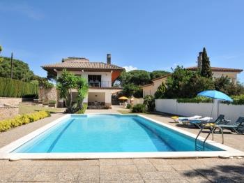 Vila en Puig Sec amb piscina privada i jardí-HUTG-011701
