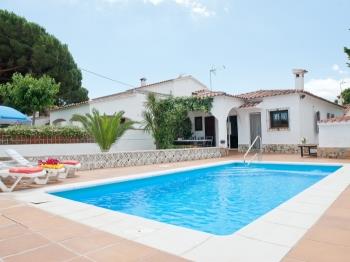 House with private pool-HUTG-046595