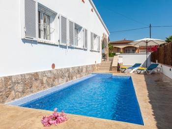 House with private pool close to the main beach. HUTG-052443