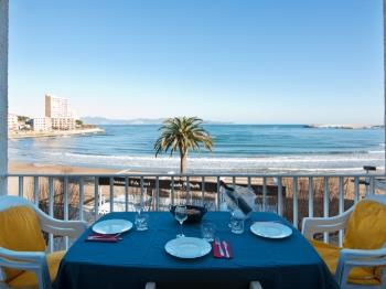 Apartament Apartment with sea view on the beach of Riells- HUTG 011223