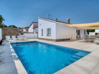 Incredible ground floor house with private swimming pool HUTG-064705