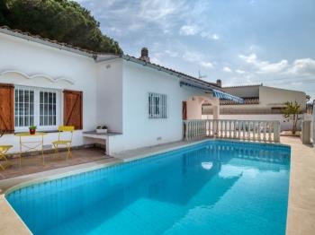 Lovely house with private pool close to the beach