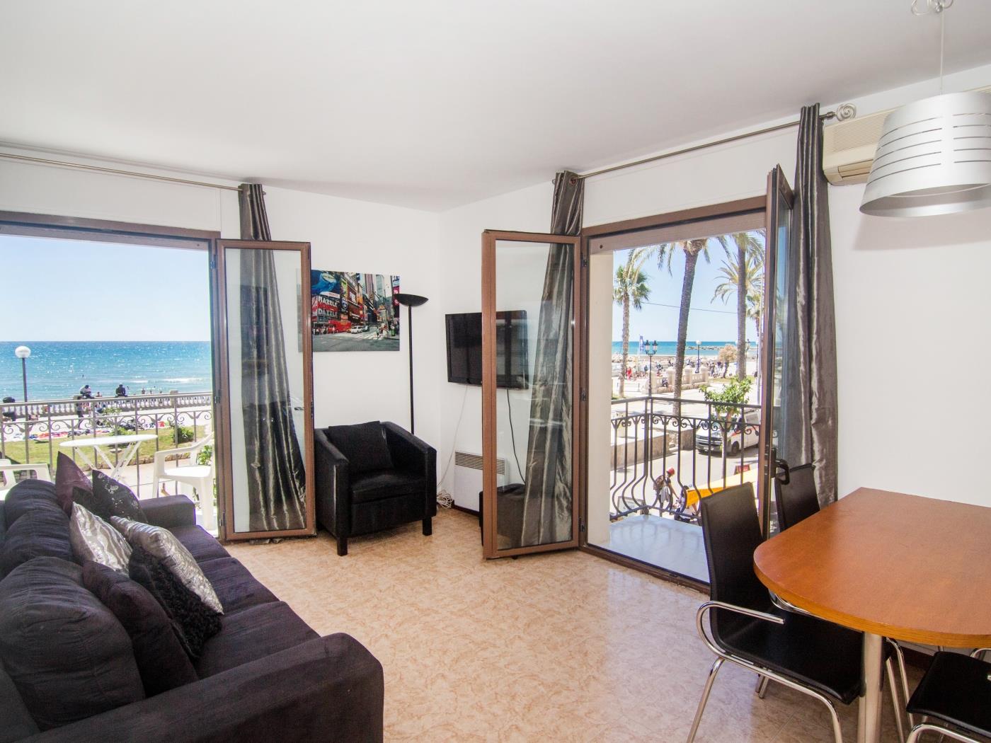 QUEEN BY BLAUSITGES Beach front location and fantastic views of Sitges. in SITGES