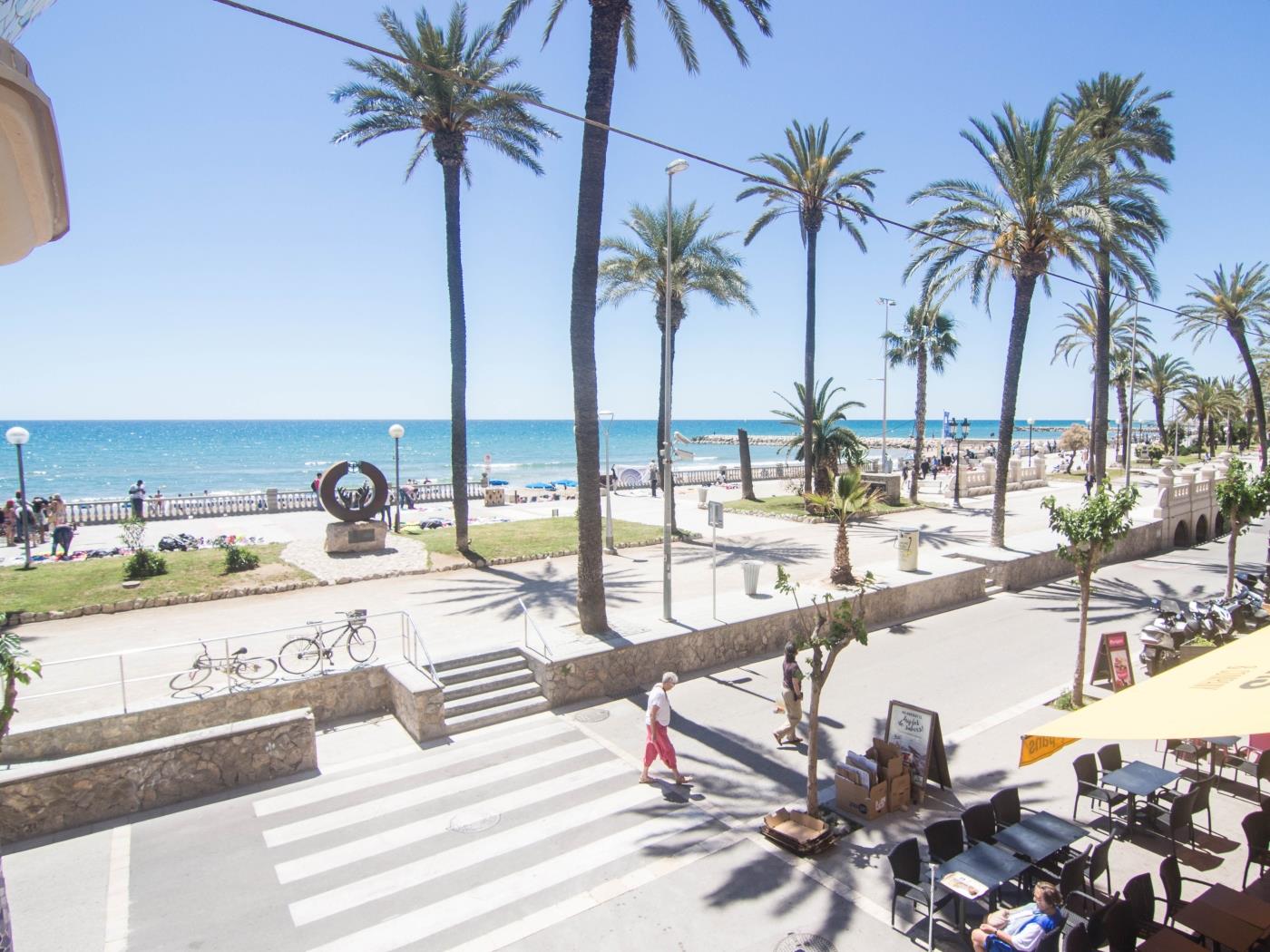 QUEEN BY BLAUSITGES Beach front location and fantastic views of Sitges. in SITGES