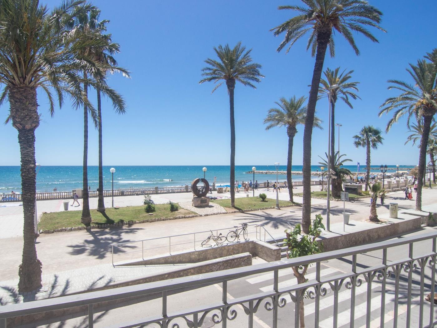 QUEEN BY BLAUSITGES Beach front location and fantastic views of Sitges. in SITGES