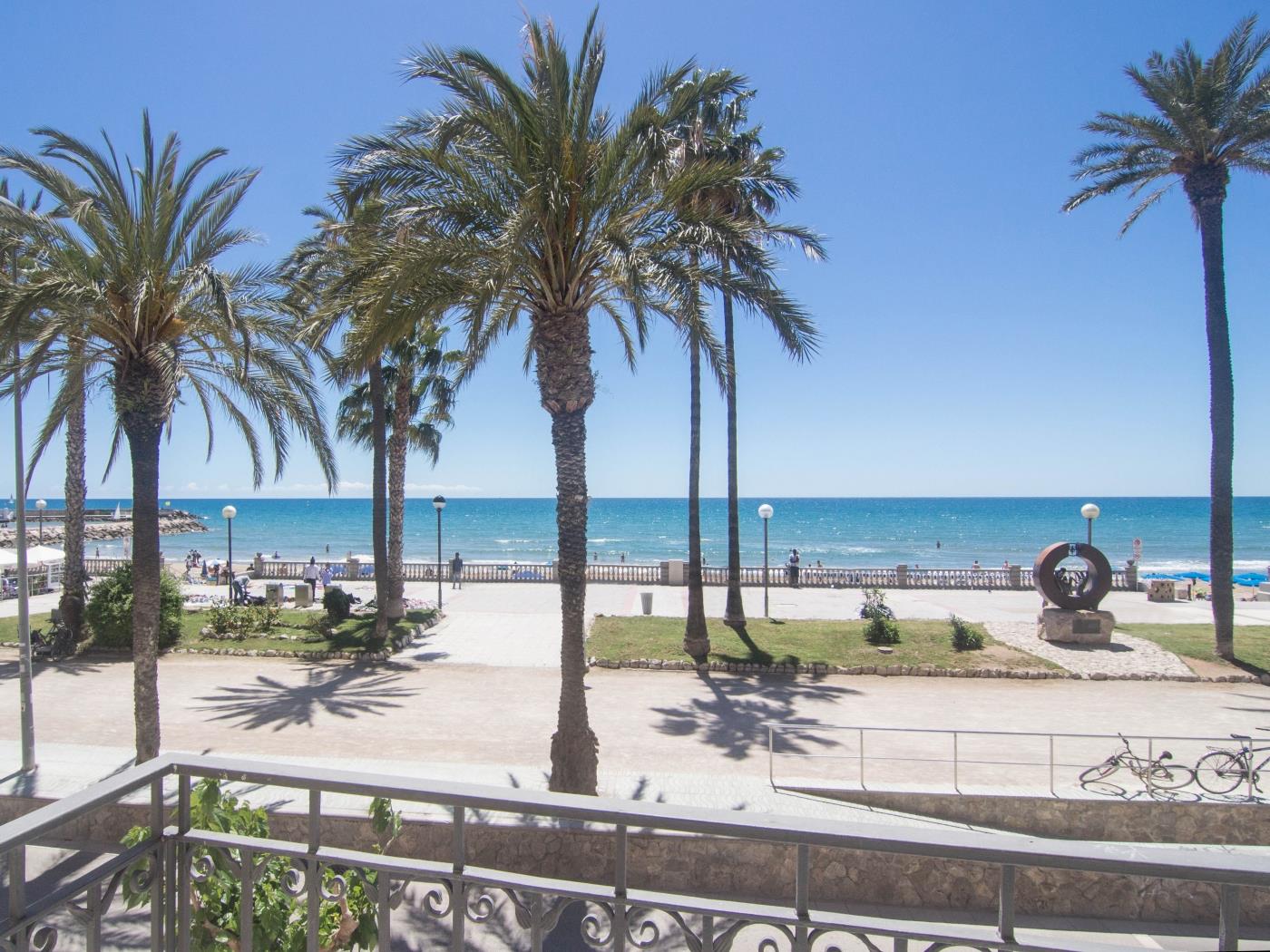 QUEEN BY BLAUSITGES Beach front location and fantastic views of Sitges. in SITGES