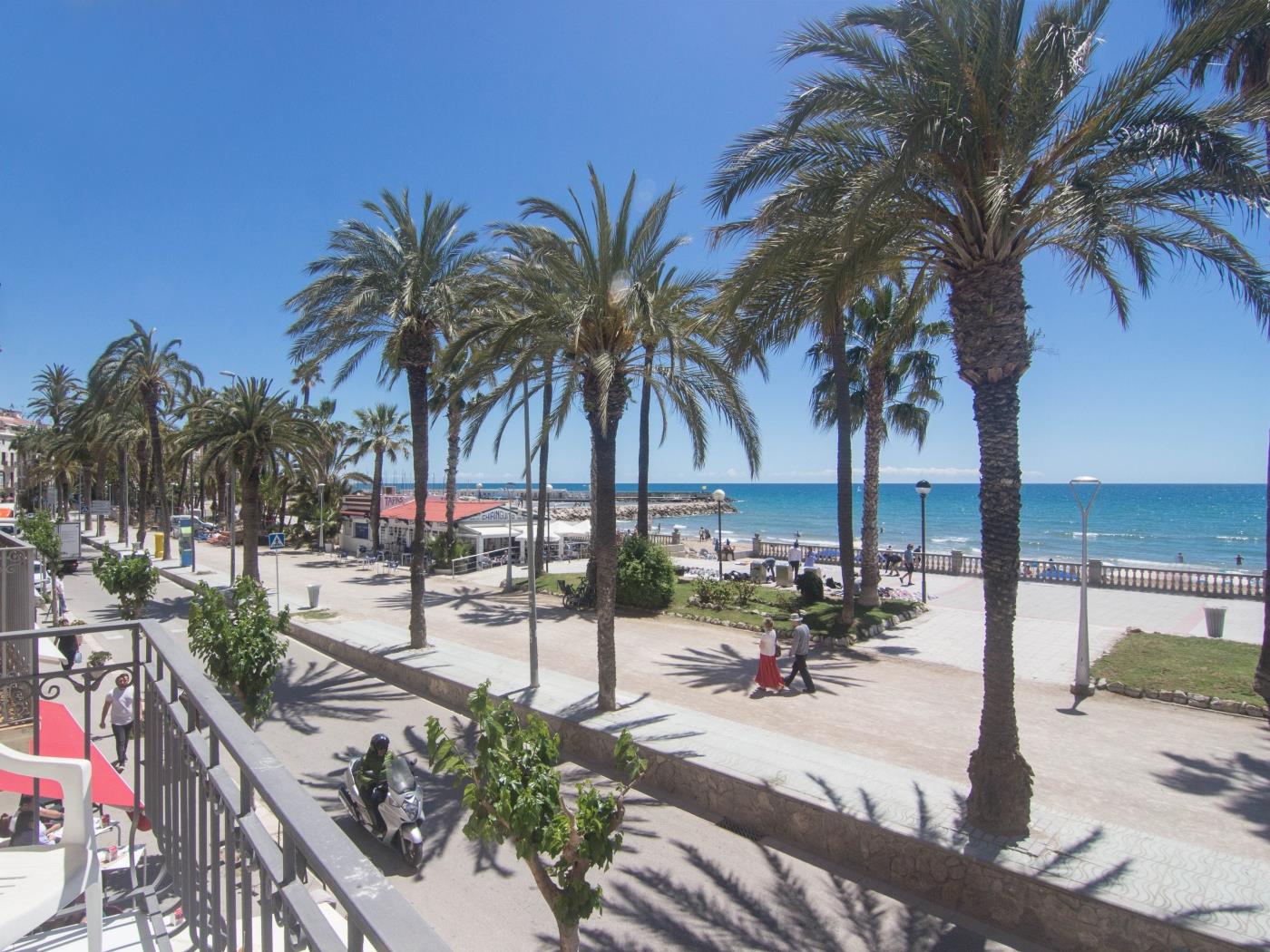 QUEEN BY BLAUSITGES Beach front location and fantastic views of Sitges. in SITGES