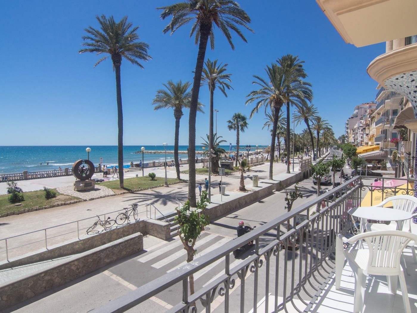 QUEEN BY BLAUSITGES Beach front location and fantastic views of Sitges. in SITGES