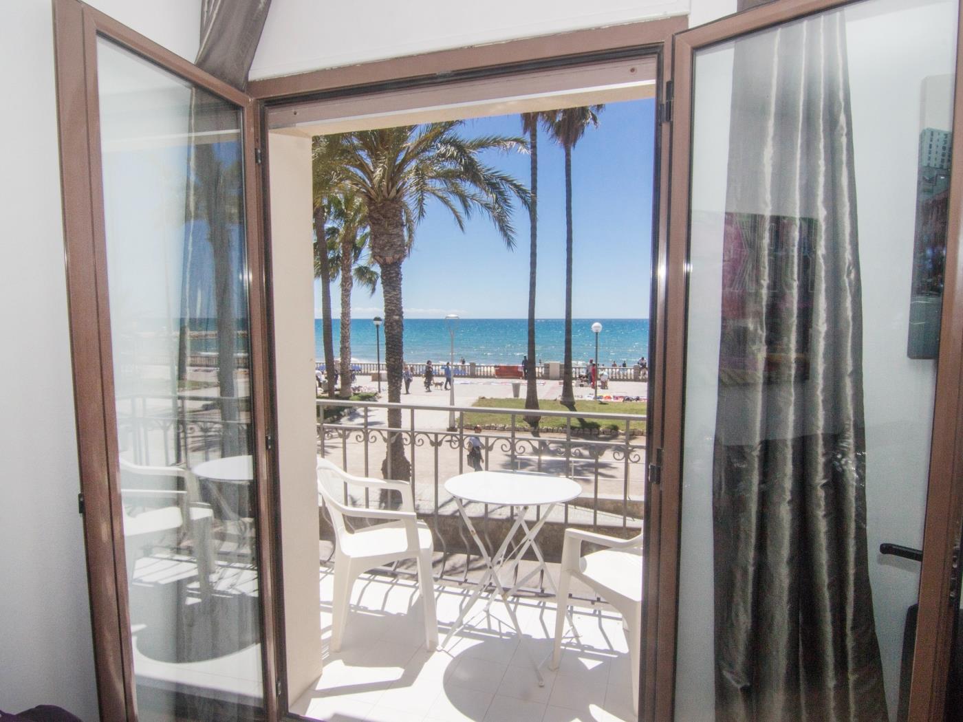 QUEEN BY BLAUSITGES Beach front location and fantastic views of Sitges. in SITGES