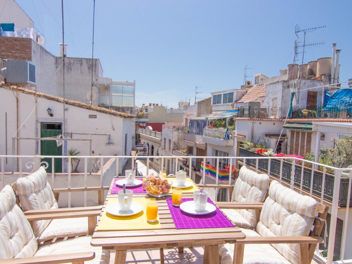 PURPLE ATTIC BY BLAUSITGES Penthouse with terrace, AC and WIFI in Sitges. in SITGES