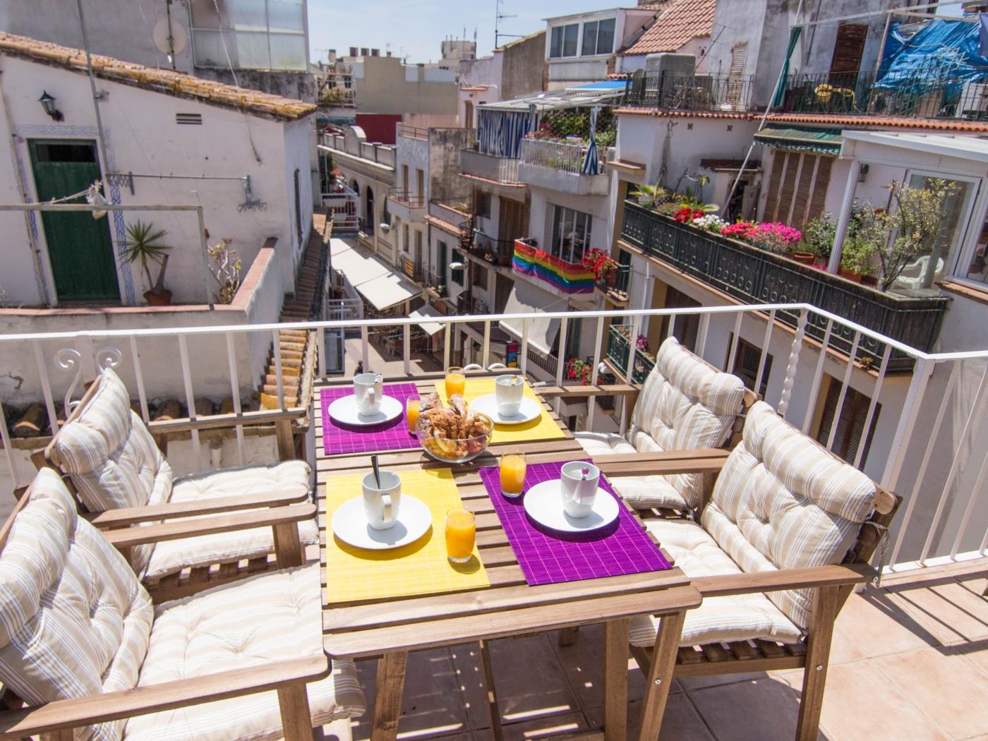 PURPLE ATTIC BY BLAUSITGES Penthouse with terrace, AC and WIFI in Sitges. in SITGES