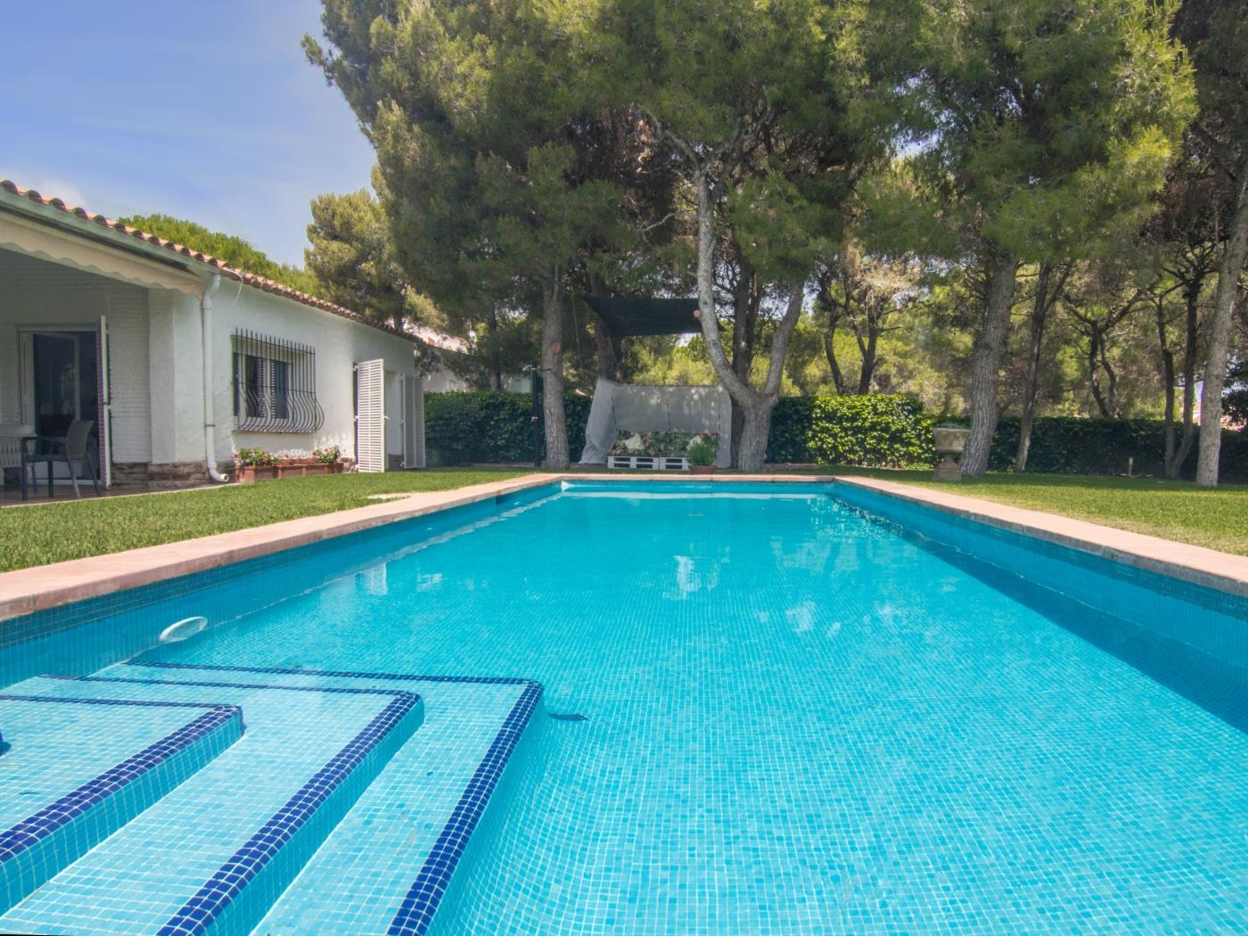 INDIGO BY BLAUSITGES Casa con gran jardín y piscina privados en SITGES