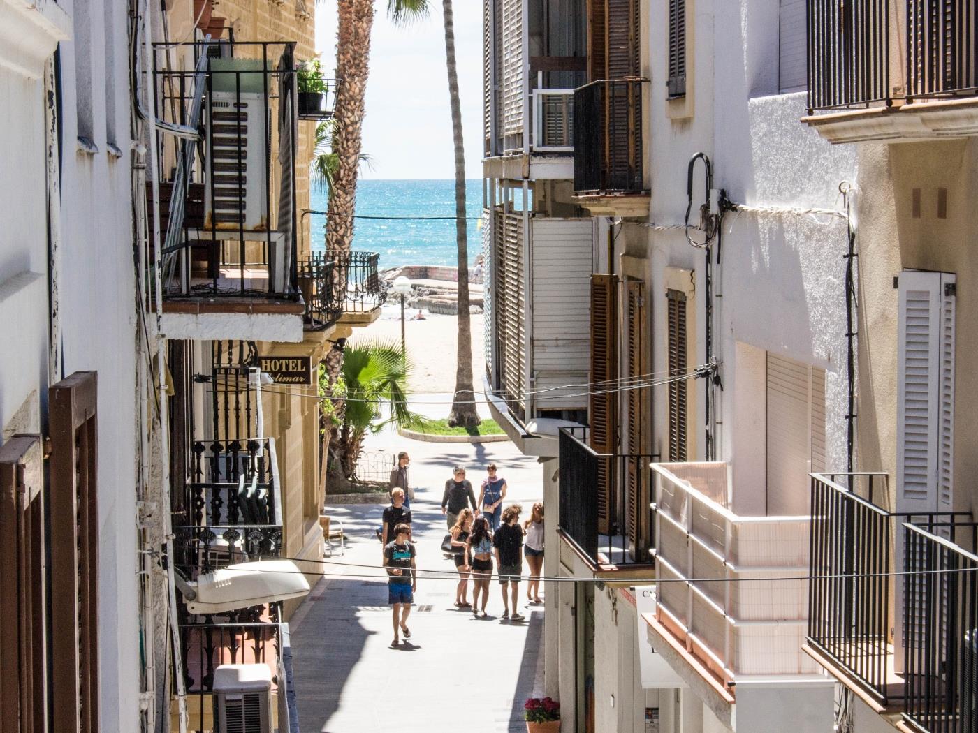 MONEMBASIA BY BLAUSITGES Con AC, wifi y a escasos metros de la playa en Sitges en SITGES