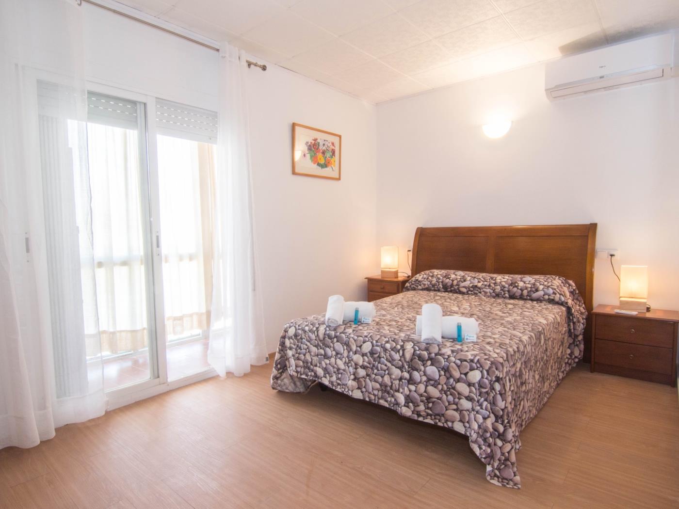 MONEMBASIA BY BLAUSITGES With AC, wifi and only seconds from the beach in Sitges in SITGES