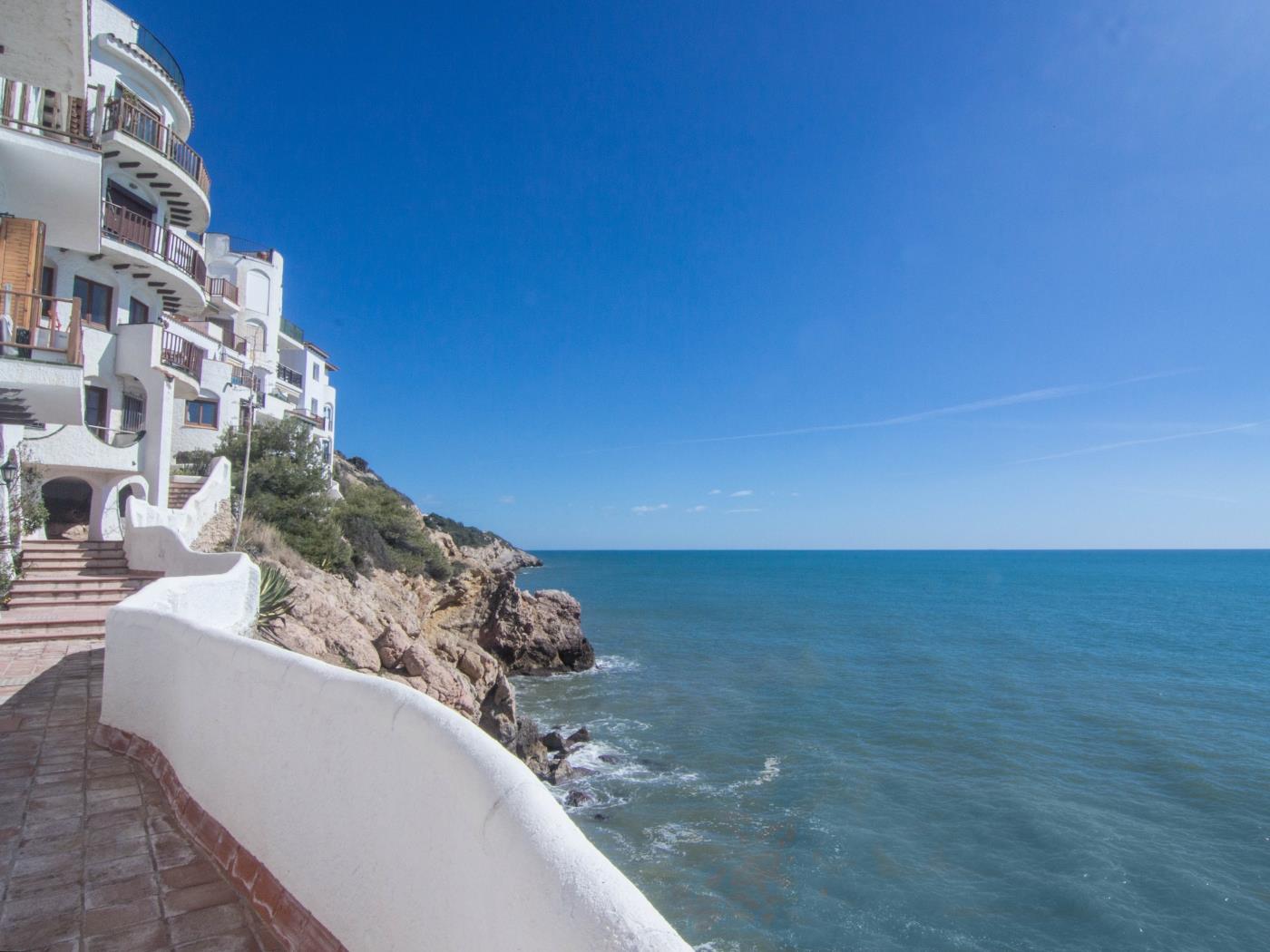 CAPRITX DE MAR BY BLAUSITGES Terraza, piscina y wifi sobre el mar, bonita vista en SITGES