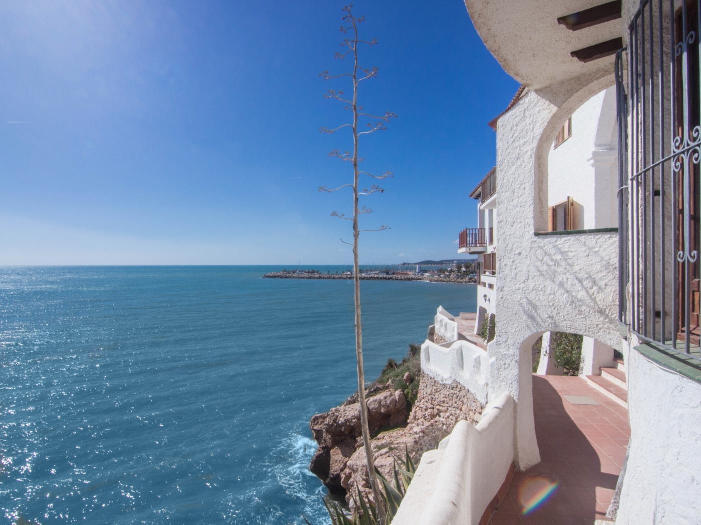 CAPRITX DE MAR BY BLAUSITGES Terraza, piscina y wifi sobre el mar, bonita vista en SITGES