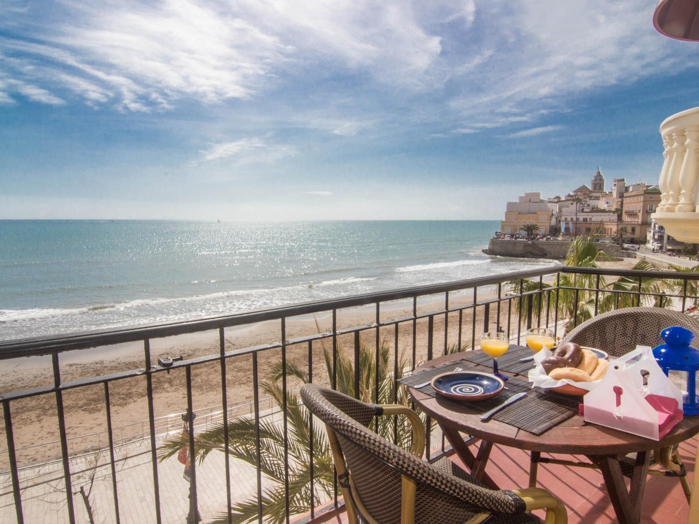 VORAMAR LOFT BY BLAUSITGES Stunning sea views from this beach front studio in SITGES