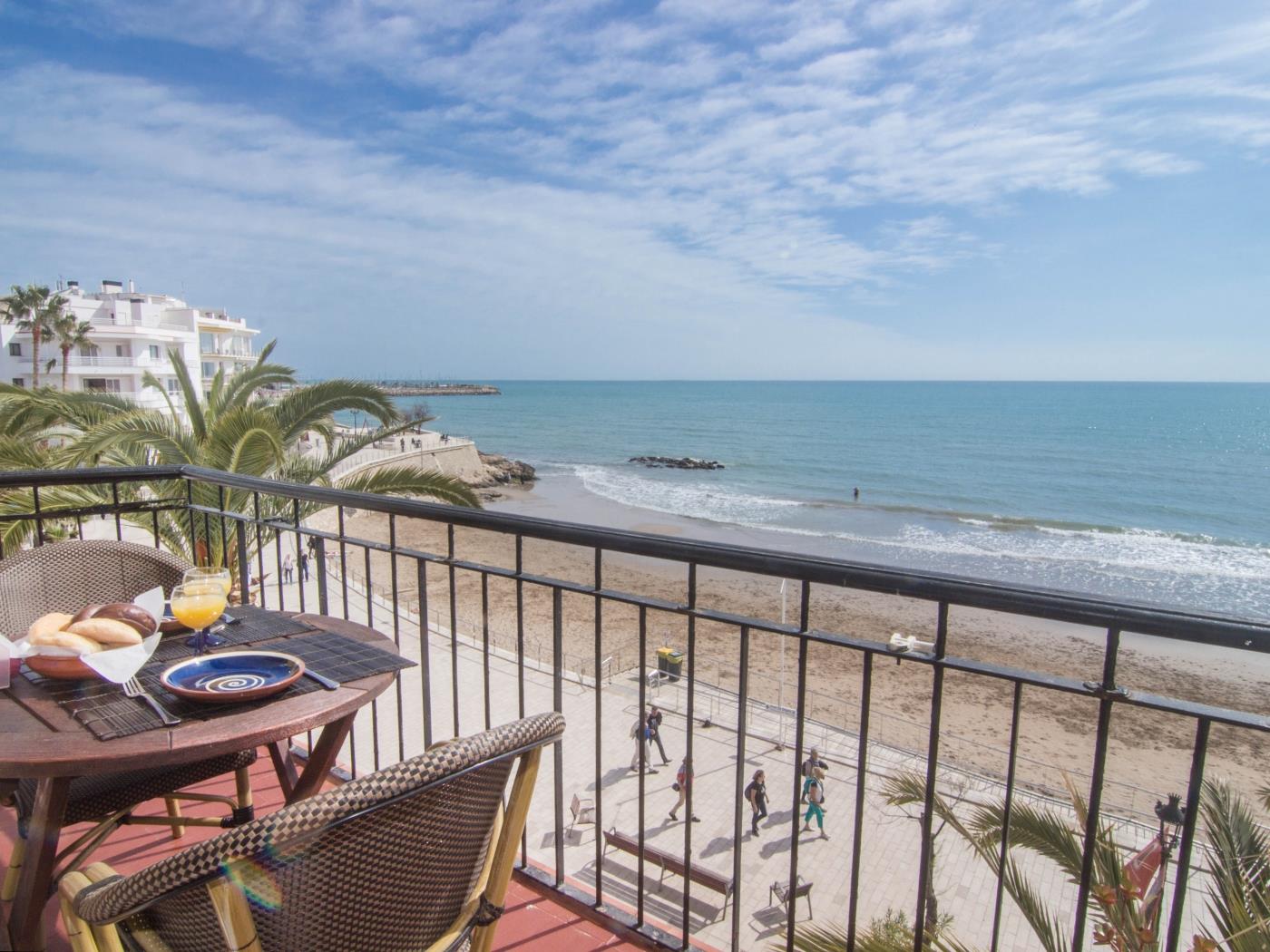VORAMAR LOFT BY BLAUSITGES Stunning sea views from this beach front studio in SITGES