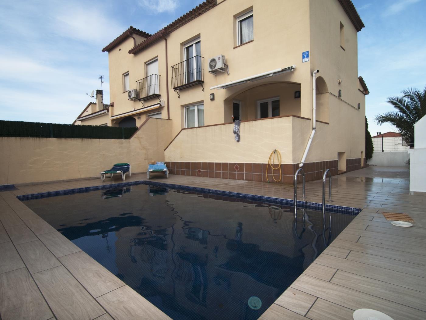 Acogedora casa familiar con piscina privada en l'Escala
