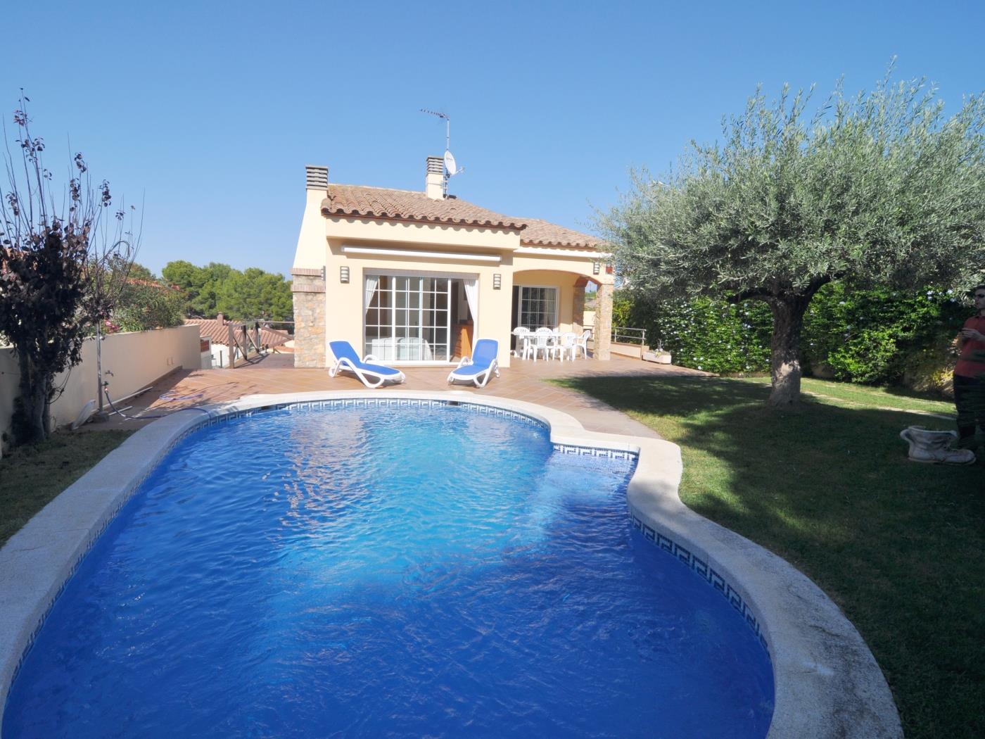 Bonita casa espaciosa de planta baja con jardín y piscina privada en l'Escala