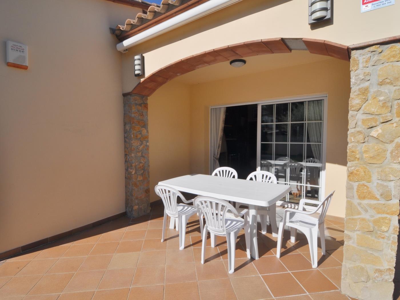 Nice spacious house, ground floor with garden and private pool in l'Escala