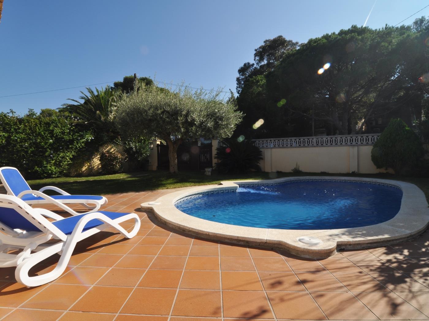 Casa espaiosa i agradable de planta baixa amb jardí i piscina privada. a l'Escala