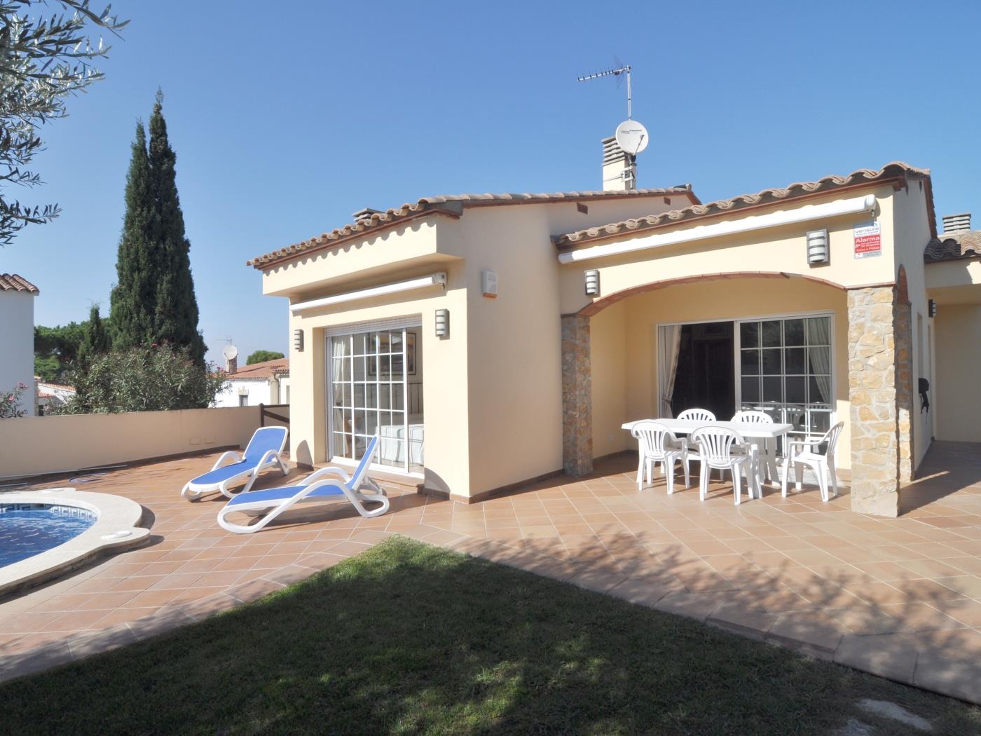 Bonita casa espaciosa de planta baja con jardín y piscina privada en l'Escala