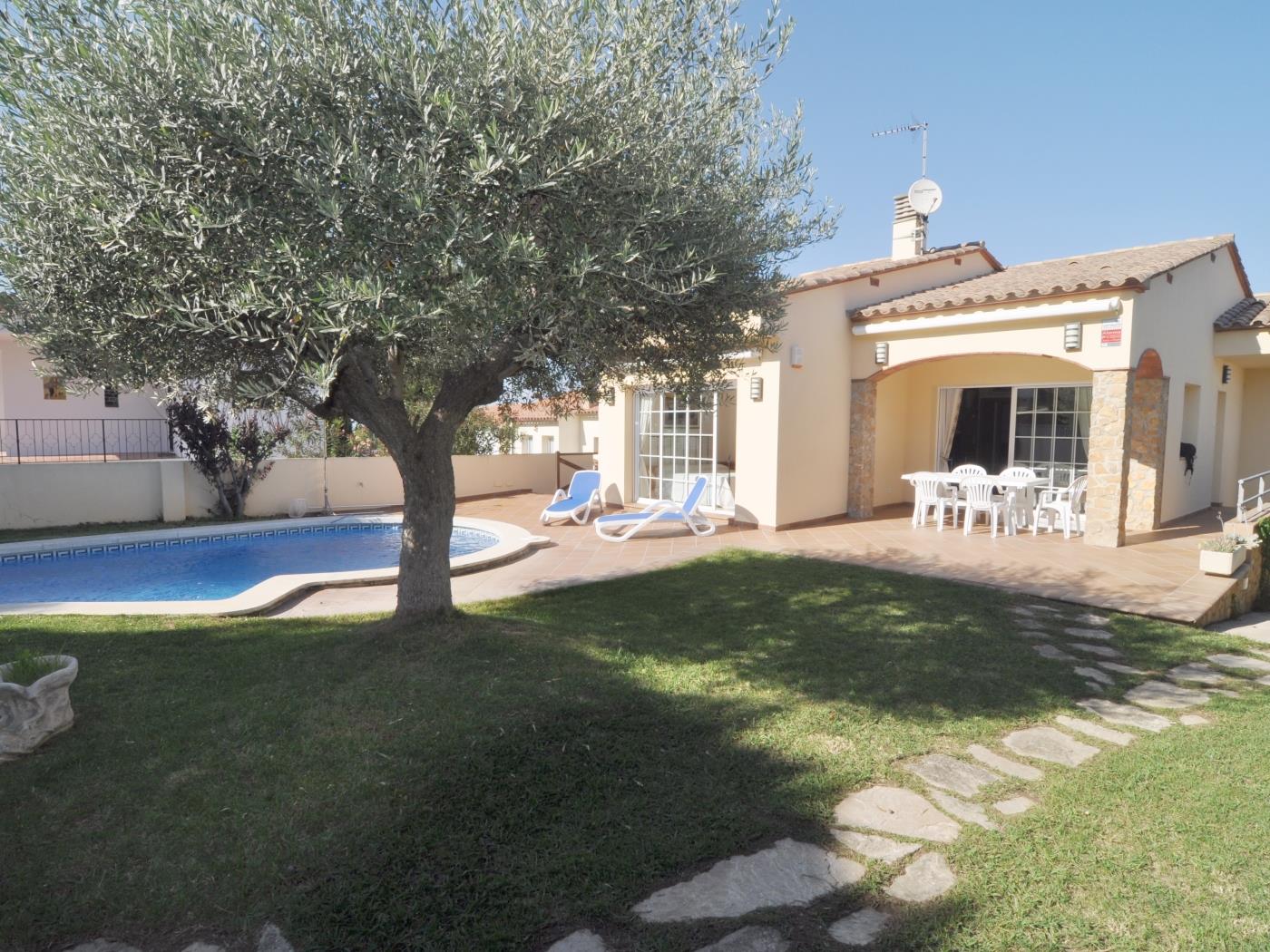 Nice spacious house, ground floor with garden and private pool in l'Escala